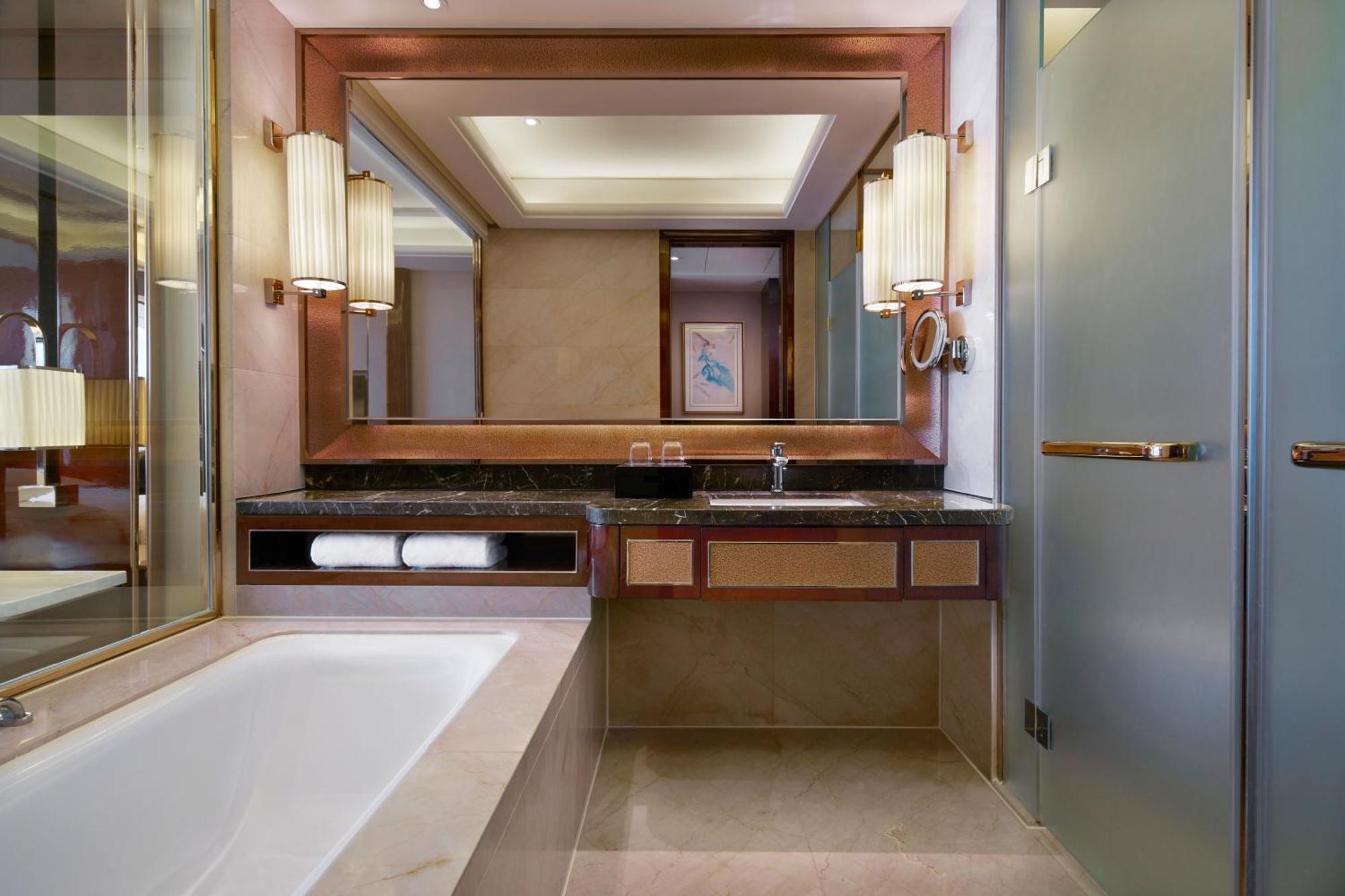 Sheraton Grand Zhengzhou Hotel Bagian luar foto