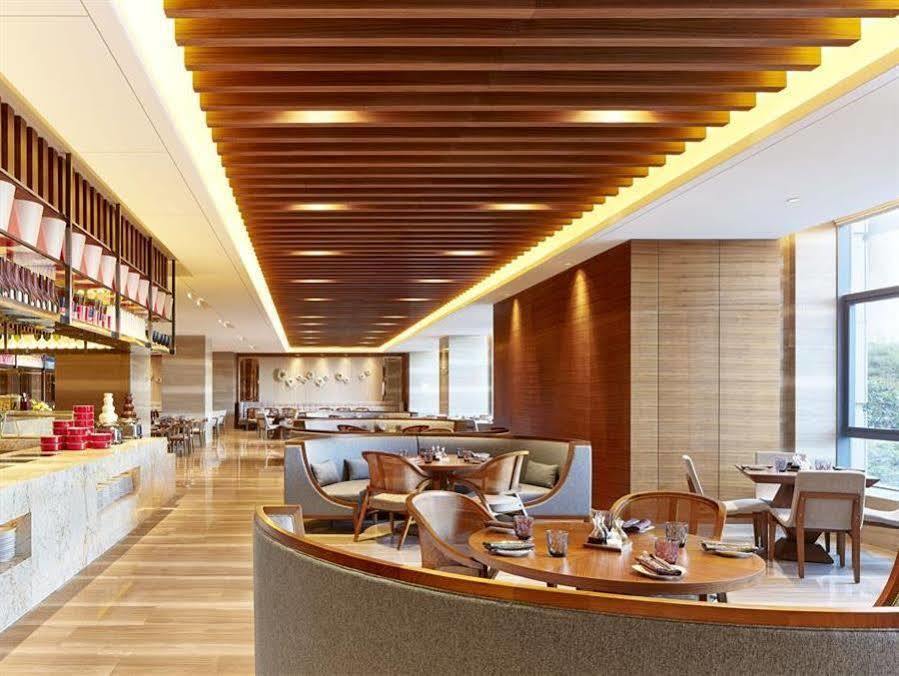 Sheraton Grand Zhengzhou Hotel Bagian luar foto