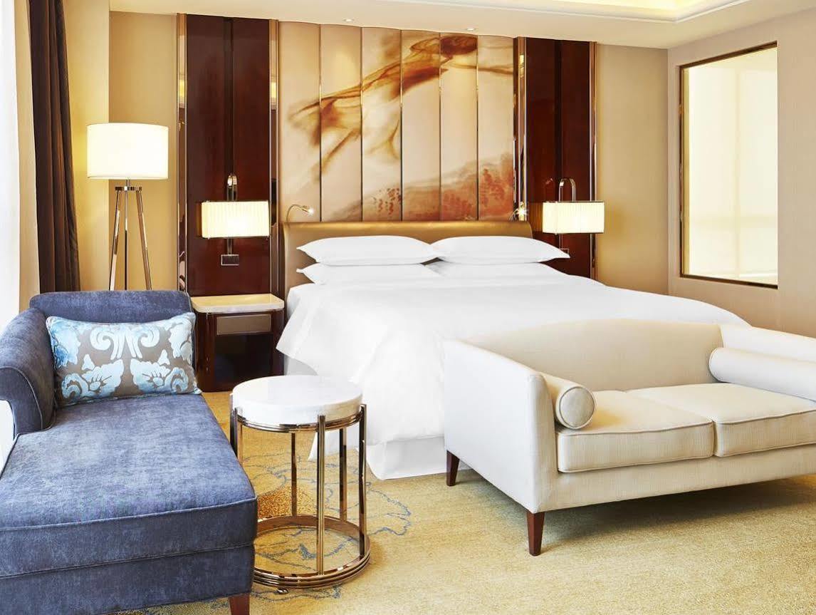 Sheraton Grand Zhengzhou Hotel Bagian luar foto