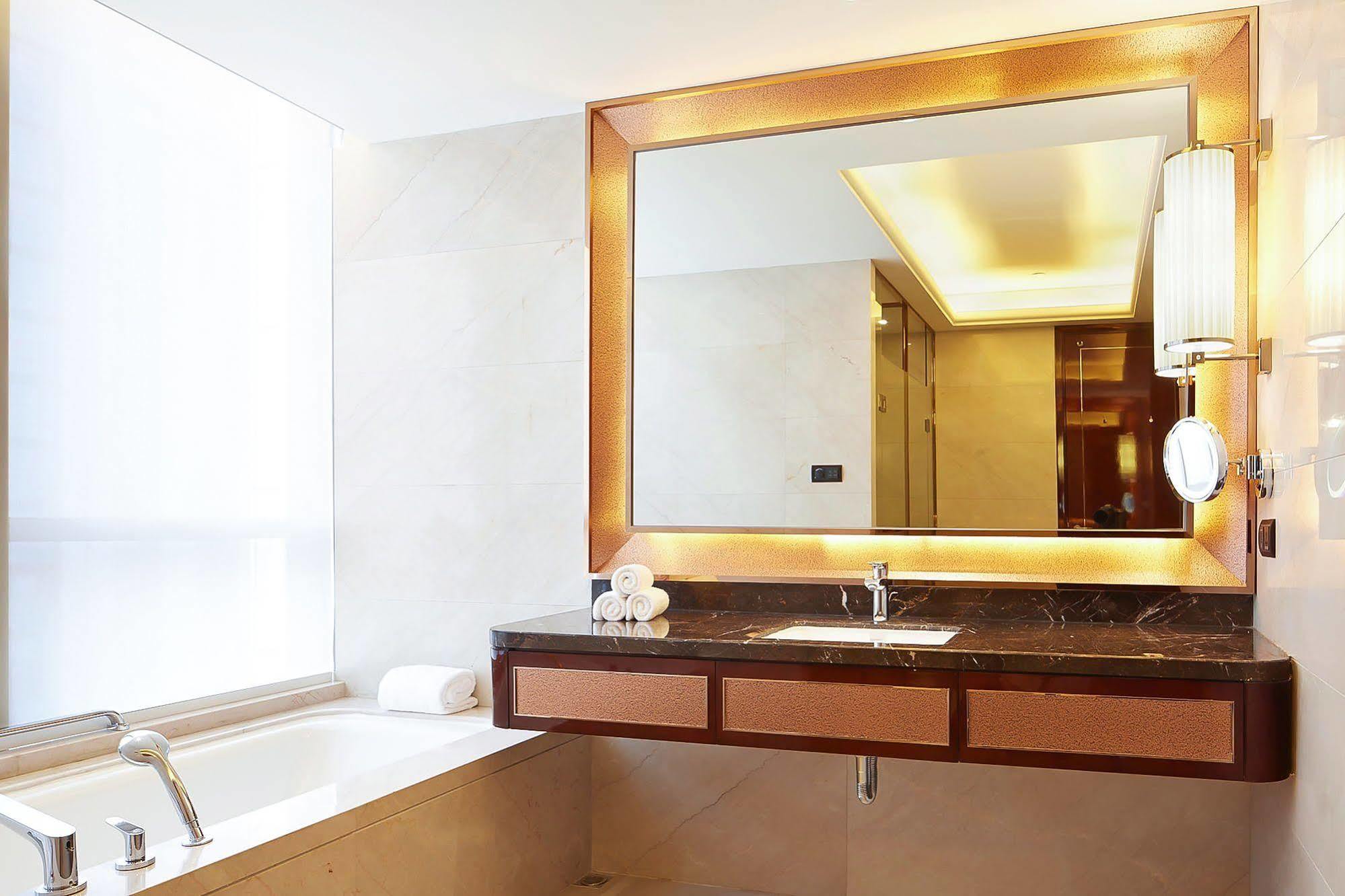 Sheraton Grand Zhengzhou Hotel Bagian luar foto
