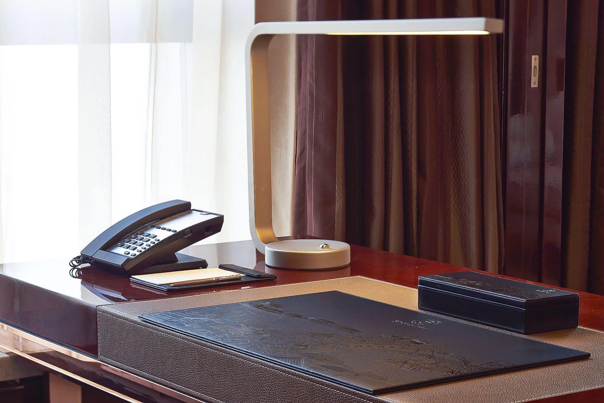 Sheraton Grand Zhengzhou Hotel Bagian luar foto